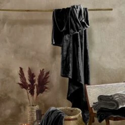 De Witte Lietaer Fleece Deken Cosy Black - 150 X 200 Cm - Zwart 7 De Witte Lietaer Fleece Deken Cosy Black - 150 X 200 Cm - Zwart -Huishoudelijke Voorwerpen Winkel 1000031386 0103