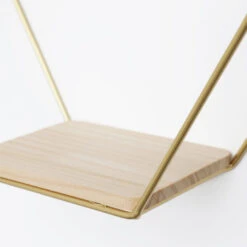 Dubbel Zeshoekig Metalen Wandrek Met 2 Houten Plankjes - 30,5x41 Cm - Goud -Huishoudelijke Voorwerpen Winkel 1000067186 0102