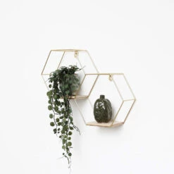 Dubbel Zeshoekig Metalen Wandrek Met 2 Houten Plankjes - 30,5x41 Cm - Goud